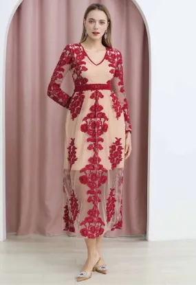 Maxikleid mit V-Ausschnitt und Blumenstickerei in Wein